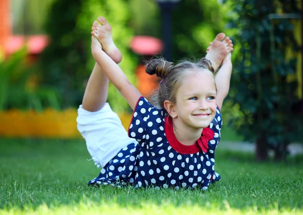 Linda chica de cuatro años haciendo ejercicio al aire libre —  Fotos de Stock