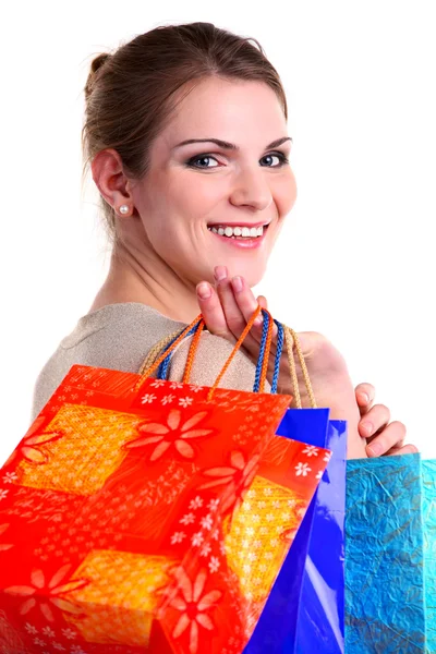 Alışveriş torbaları ile gülümseyen genç bir kadın portresi — Stok fotoğraf