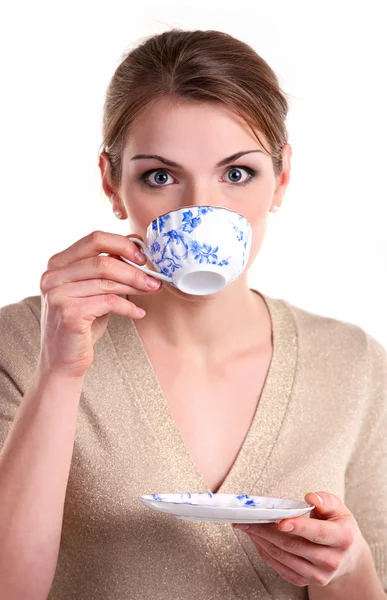Красивая девушка с чашкой чая, изолированные над белым — стоковое фото