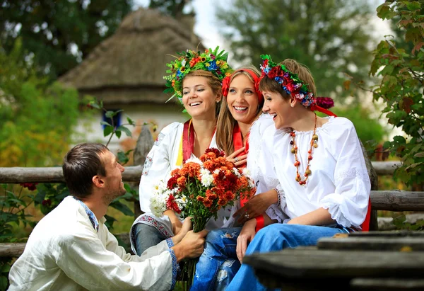 Jovem em roupas ucranianas flertando — Fotografia de Stock