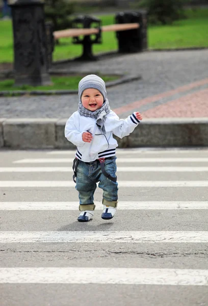 Küçük çocuk bir Caddeyi geçerken — Stok fotoğraf