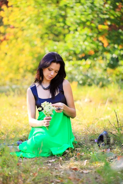 Retrato de uma jovem mulher linda ao ar livre — Fotografia de Stock