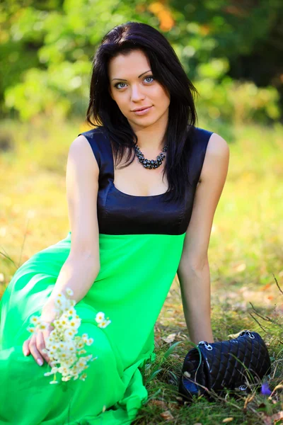 Retrato de uma jovem mulher linda ao ar livre — Fotografia de Stock