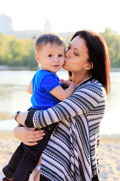 若い母親とビーチでの散歩中に彼女の息子に — ストック写真