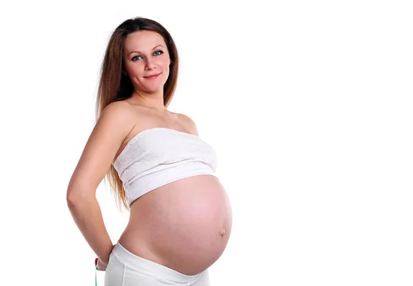 Portret młodej kobiety w ciąży nad białym — Zdjęcie stockowe