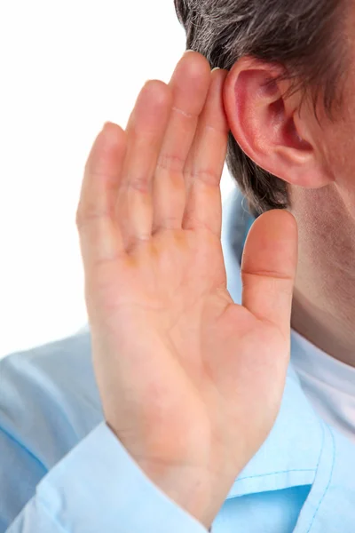 Ouvindo: visão de perto da mão masculina em sua orelha — Fotografia de Stock