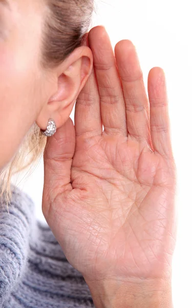 Ouvindo: visão de perto da mão feminina em sua orelha — Fotografia de Stock