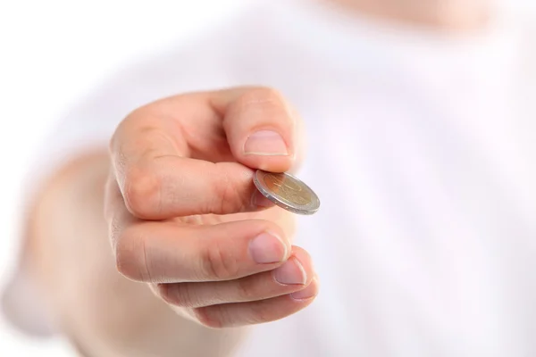 Junger Kaukasier mit einer Zwei-Euro-Münze in der Hand. Bild mit geringer Schärfentiefe. Die Münze steht im Fokus. — Stockfoto