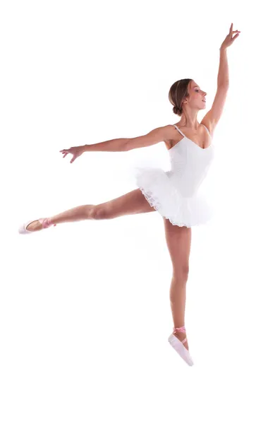 Молодая кавказская балерина прыгает на белом — стоковое фото