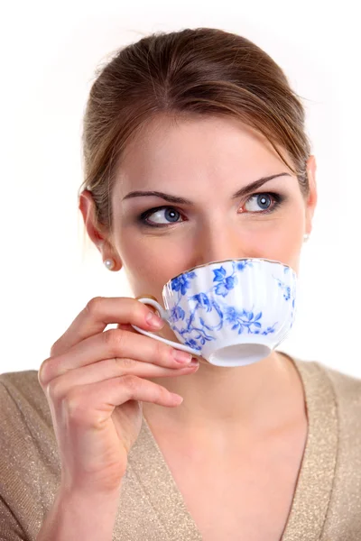 Красивая девушка с чашкой чая, изолированные на белом фоне — стоковое фото