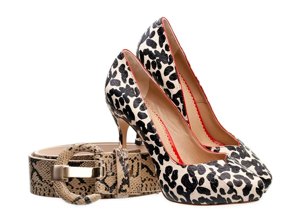Paar van luxe vrouwen schoenen en uw riem geïsoleerd over Wit — Stockfoto