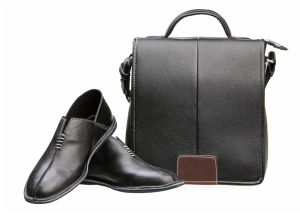 Par de zapatos de hombre negro y bolso de mensajero sobre blanco — Foto de Stock