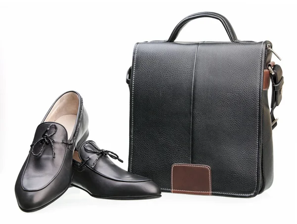 Par de zapatos de hombre negro y bolso de mensajero aislado sobre blanco — Foto de Stock