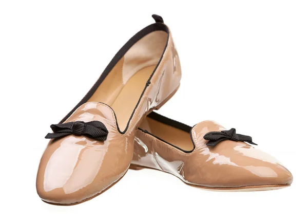 Coppia di scarpe femminili beige su sfondo bianco — Foto Stock