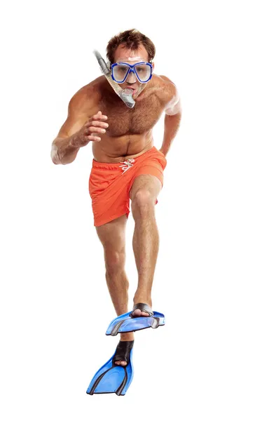 Nadador caucasiano usando máscara, snorkel e chinelos andando — Fotografia de Stock