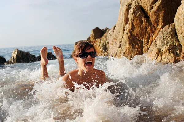 Unga kaukasiska kvinna ha roligt vid havet — Stockfoto