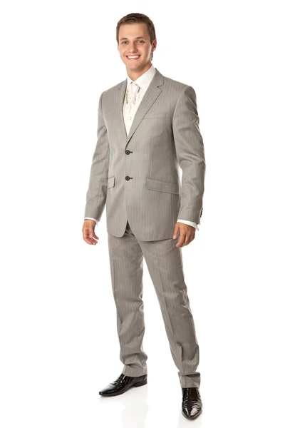 Hela längden av en ung man i kostym ler ljust — Stockfoto