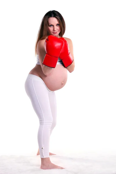 Jovem grávida vestindo um par de luvas de boxe — Fotografia de Stock