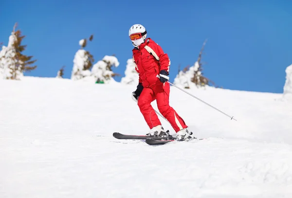 山の斜面上の若い女性スキーヤー — ストック写真