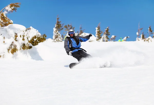 Snowboardåkare på bergssluttning — Stockfoto