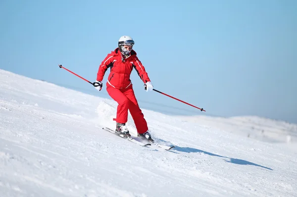 Esquiadora feminina em uma encosta de montanha — Fotografia de Stock