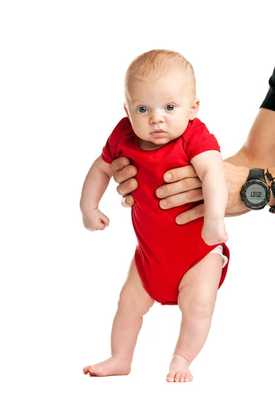 Портрет двухмесячного мальчика в руках отца — стоковое фото