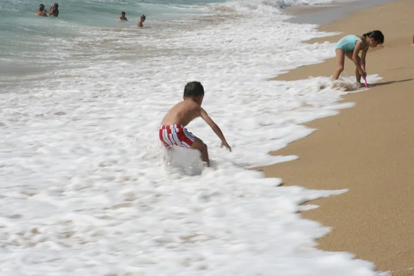 Children playing in he sea — Stock Photo, Image