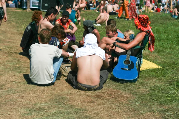 Hippie sedí v trávě — Stock fotografie