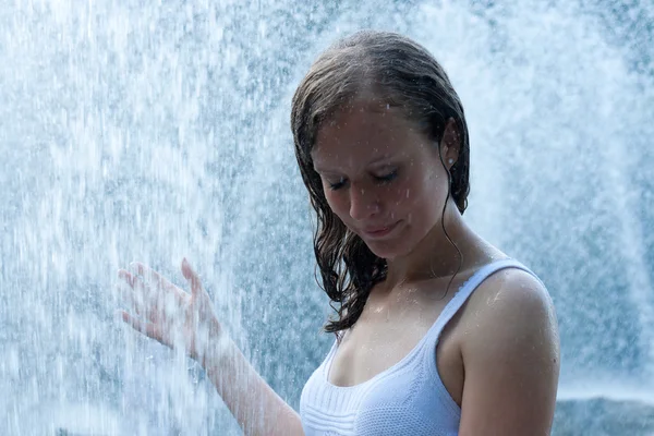 Menina bonita tomando banho em uma fonte — Fotografia de Stock