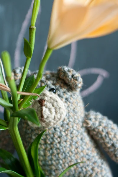 Teddybär mit Blume — Stockfoto
