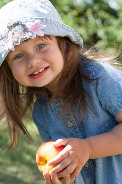 Retrato de niña pequeña y hermosa —  Fotos de Stock