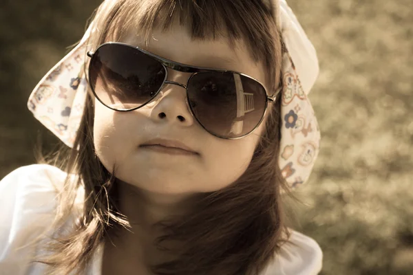 Portret małej piękna dziewczyna — Zdjęcie stockowe