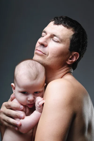 Padre sosteniendo suavemente a su hijo bebé . — Foto de Stock