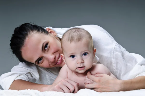 ヤンと彼女の赤ん坊の息子を看護美しいお母さん — ストック写真