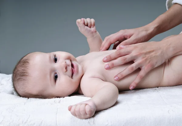 Söt liten pojke med mammas händer touch — Stockfoto