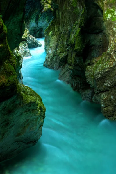 Tolminka alpské řeka ve Slovinsku, střední Evropa — Stock fotografie