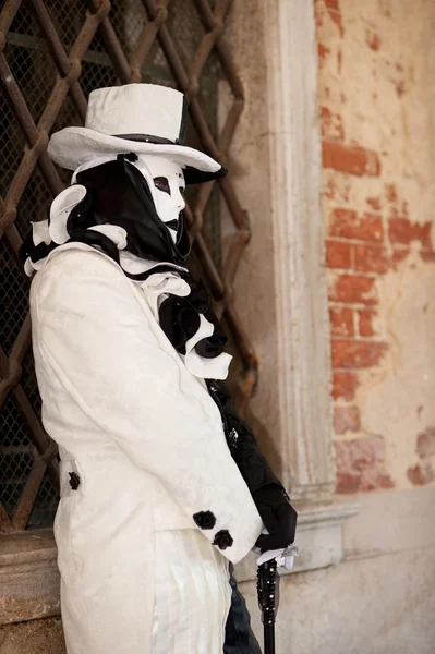 VENICE, ITALY - FEBRUARY 16: Unidentified person in Venetian mas — Stock Photo, Image