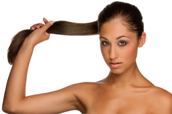 Portret van schattige Kaukasische brunette meisje houdt van haar haren in han — Stockfoto