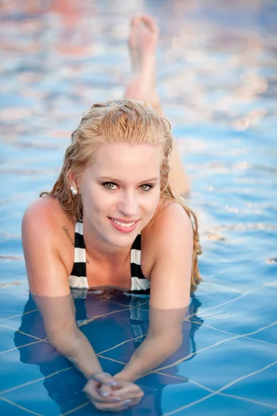 Menina loira atraente em biquíni swimwear na piscina no final da tarde de verão — Fotografia de Stock