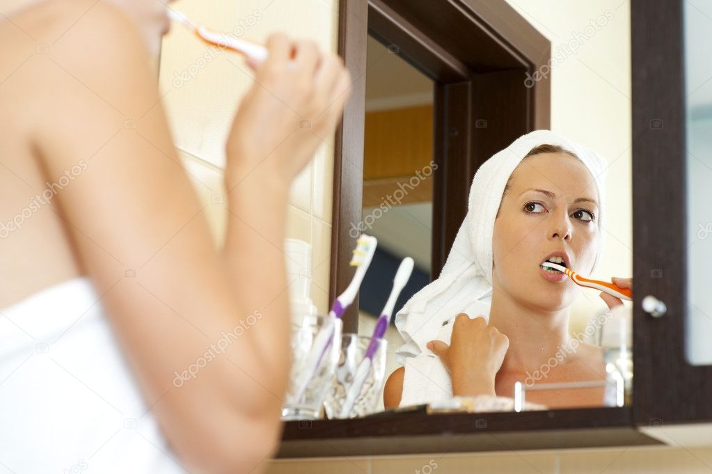 Женщина в ванной чистит зубы — Стоковое фото © Katalinks 11656016 1336