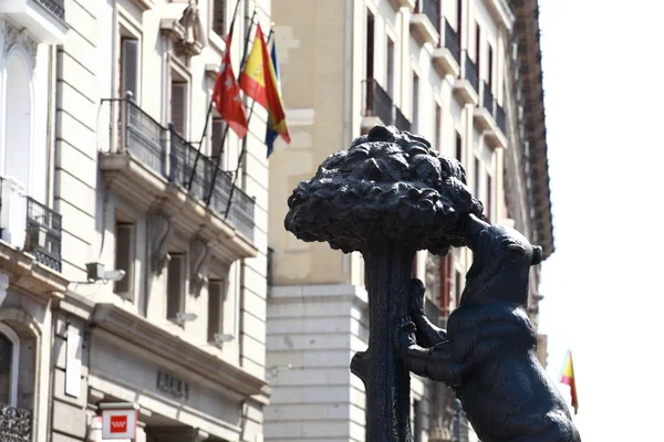 Symbol Madryt. Rzeźba niedźwiedzia, puerta del sol, Hiszpania. — Zdjęcie stockowe