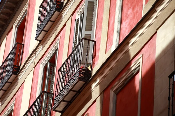 Medelhavet arkitektur i Spanien. gamla bostadshus i madrid在西班牙的地中海建筑。在马德里的旧公寓楼。. — 图库照片