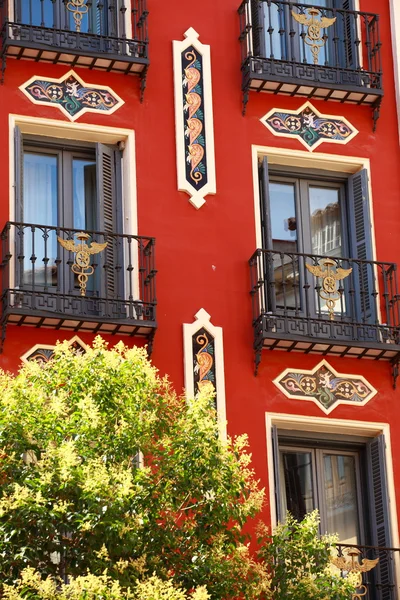 Μεσογειακή αρχιτεκτονική στην Ισπανία. παλιά Πολυκατοικία στη Μαδρίτη. — Φωτογραφία Αρχείου