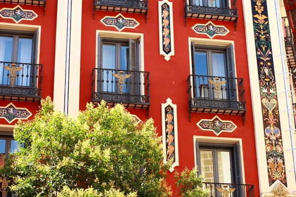 İspanya Akdeniz mimarisi. eski Apartman Madrid. — Stok fotoğraf
