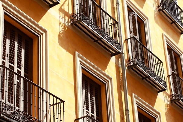 スペインの地中海のアーキテクチャ。マドリードでの古いアパートの建物. — ストック写真