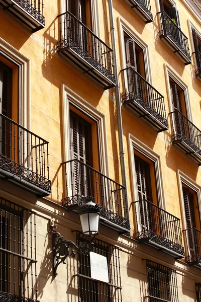 Mediterrane Architektur in Spanien. altes wohnhaus in madrid. — Stockfoto