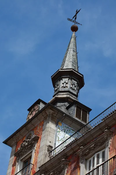 Detalj av en dekorerade fasaden på den palza mayor, madrid, Spanien. — Stockfoto