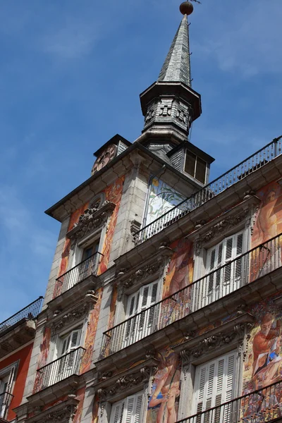 Detail van een versierde gevel op de palza mayor, madrid, Spanje. — Stockfoto