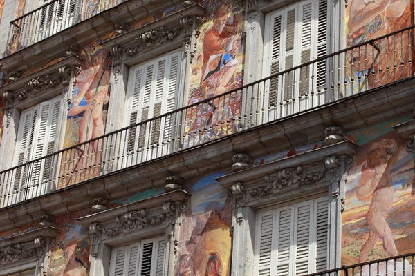 Detalhe de uma fachada decorada no Palza Mayor, Madrid, Espanha . — Fotografia de Stock