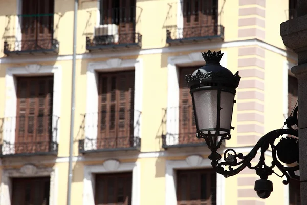 Mediterrán építészettel, Spanyolország. régi bérház, Madrid. — Stock Fotó